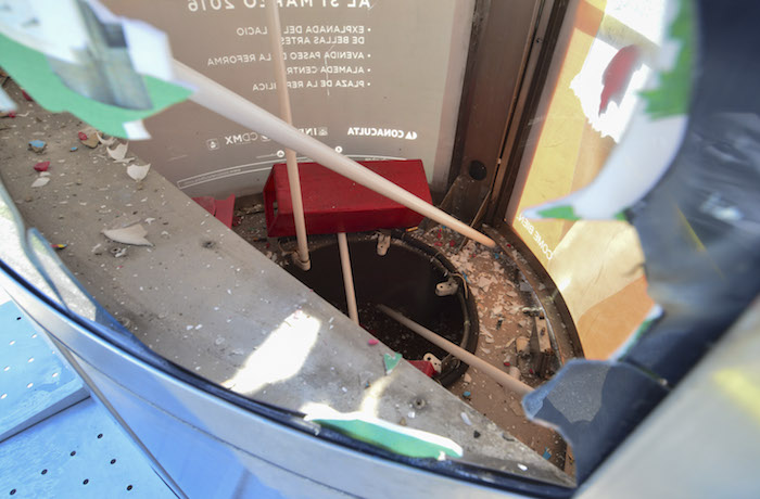 Un paquete de explosivos fue encontrado en un anuncio publicitario a la altura de Bosques de Reforma. Foto: Cuartoscuro