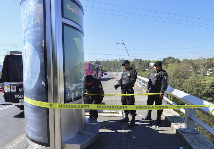 Personal de la Secretaría de Seguridad Pública del DF acudió a la zona para acordonar el lugar donde fueron detonados los artefactos. Foto: Cuartoscuro