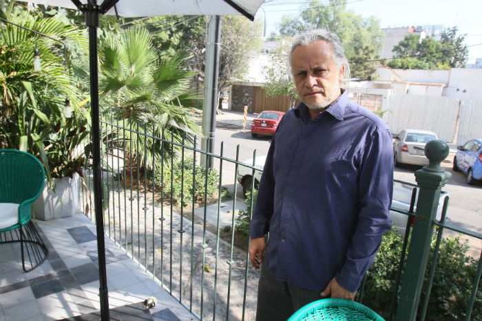 Con mayúsculas, nada. Lo mío son las minúsculas, dice el artista. Foto: Arturo Campos, SinEmbargo