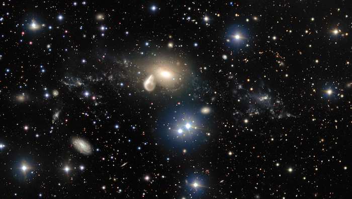 La NGC 5291 es el óvalo dorado brumoso que se encuentra en el centro de esta imagen. Foto. ESO