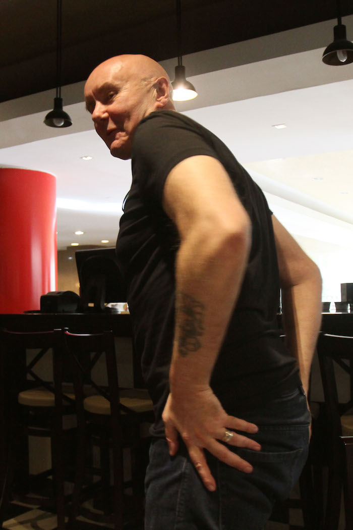 El escritor sustenta la idea de que para escribir bien hay que tener buen trasero. Foto: