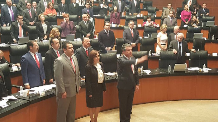 Entre cuestionamientos por los partidos políticos y ONGs, Julio Santaella rinde protestas en el Senado. Foto: Vía Twitter @arturozamora