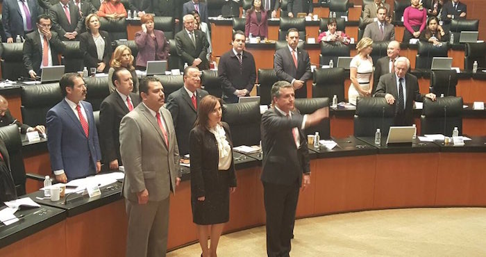 Entre cuestionamientos por los partidos políticos y ONGs, Julio Santaella rinde protestas en el Senado. Foto: Vía Twitter @arturozamora