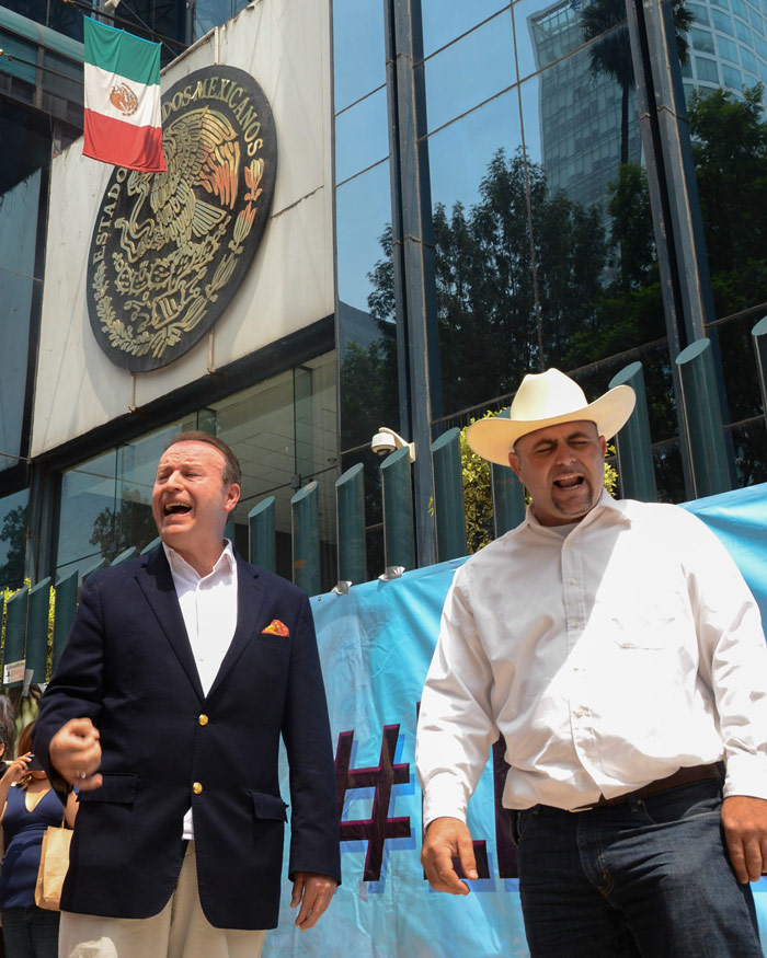 Activistas con Congreso Nacional Ciudadano en una protesta anterior, por la liberación del doctor Mireles. Foto; Cuartoscuro