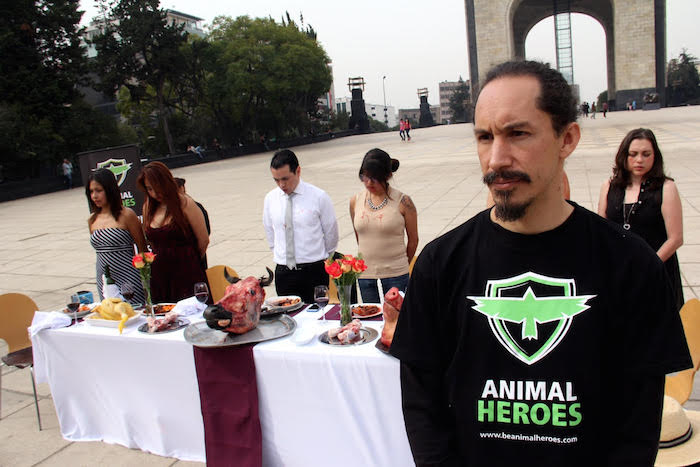 El performance buscó que "la sociedad cree una conexión y tome conciencia de que lo que está en su plato era alguien que tenía la capacidad de sentir". Foto: Luis Barrón, SinEmbargo.