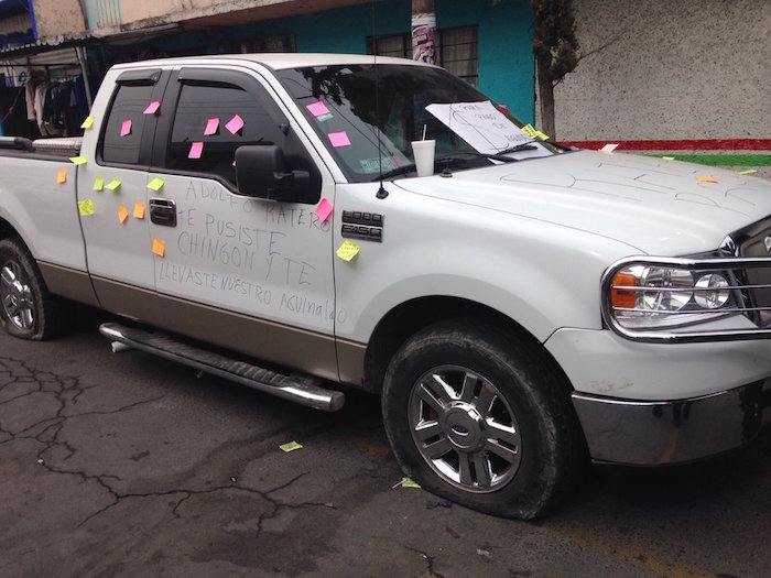 La camioneta del titular de agua y saneammiento de Los Reyes la Paz. Foto: Vía Twitter @luismiguelbaraa 
