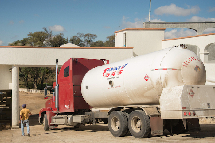 Gasolineros denunciaron la semana pasada corte en el suministro de combustibles y el pago de derechos ya adquiridos. Foto: Cuartoscuro.