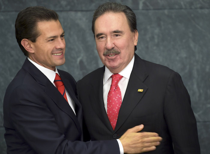 El Presidente Peña Nieto y el Senador Gamboa Patrón. Foto: Cuartoscuro