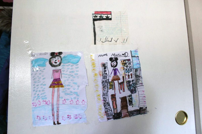 Los dibujos de las niñas en la habitación de su nueva casa en California. Arwa, de 8, dibujó la bandera de Siria para “no olvidarme de dónde vengo”. Crédito: Monica Campbell. Utilizado con autorización de PRI/Global Voices.