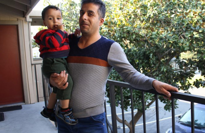 Gasem Al Hamad y su hijo, Mohamad, en su nuevo hogar en Turlock, California. La familia Al Hamad huyó de la guerra en Siria y, después de un viaje de tres años, llegó a Estados Unidos en calidad de refugiados. Crédito: Monica Campbell. Utilizado con autorización de PRI/Global Voices