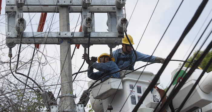 Trabajadores de la CFE trabajan desde el domingo para restablecer el servicio de electricidad. Foto: Cuartoscuro/Archivo