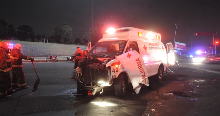 Fuerte choque entre una ambulancia de Cruz Roja y un camión de carga, se registró en Eje 5 sur y Guelatao colonia Ejército de Aguaprieta en Iztapalapa, del accidente resultaron 3 paramédicos con lesiones, por lo que fueron trasladados a un hospital cercano al lugar. Foto: Cuartoscuro