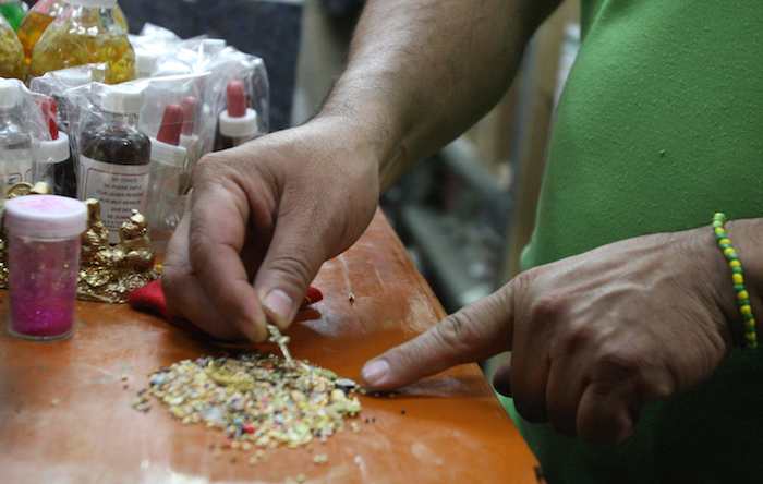 Los amuletos y las veladoras son de los productos más vendidos en fin de año en el Mercado de Sonora. Foto: EFE