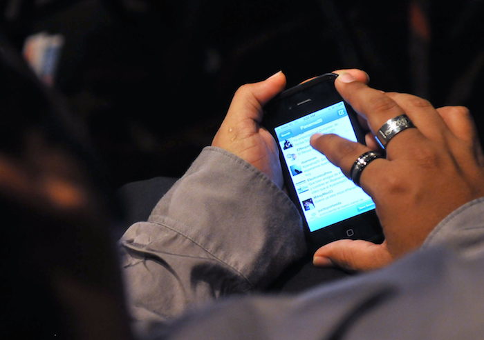 Halla al ladrón de su bolso en Facebook y consigue que le devuelva el dinero Una mujer utiliza su teléfono celular. EFE/Archivo