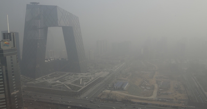 El fuerte esmog ha cubierto la capital china durante cinco días. Foto: Xinhua