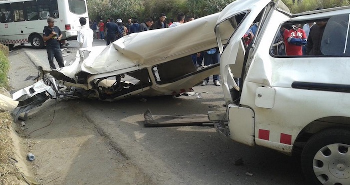 Chopque entre dos unidades de transporte público en la Naucalpan-Ixtlahuaca. Foto: @Bomberos_Mx