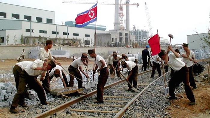 Corea del Norte funciona como un emprendedor contrata, despide, paga salarios, extrae el mineral, lo exporta a China y obtiene beneficios. Foto: EFE