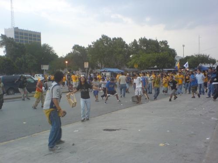 La paz entre ambas hinchadas fue frágil. Foto: Vice Media