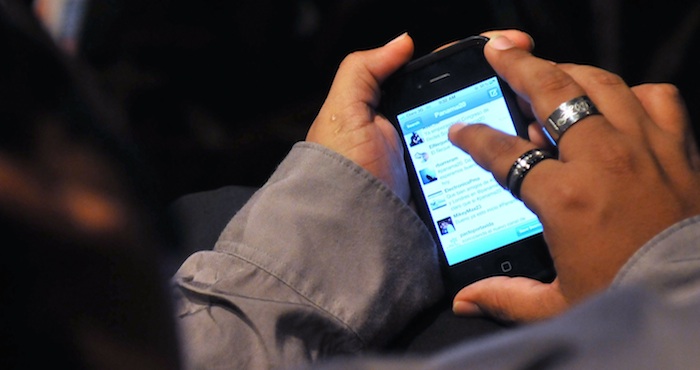 Halla al ladrón de su bolso en Facebook y consigue que le devuelva el dinero Una mujer utiliza su teléfono celular. EFE/Archivo