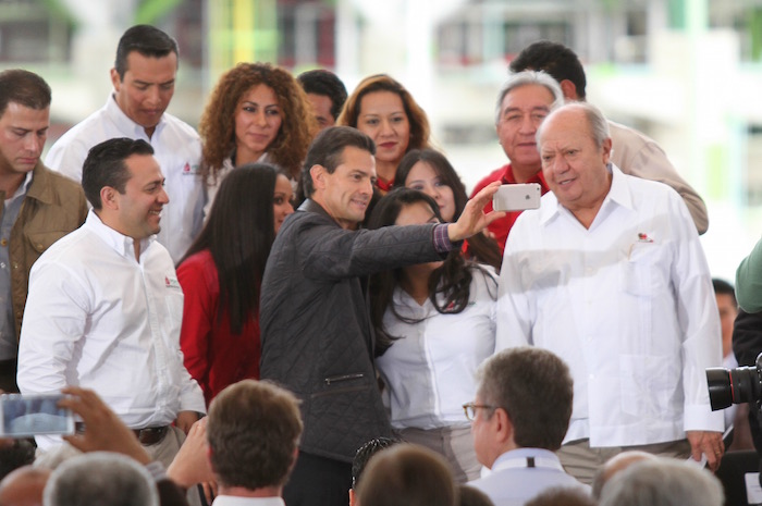 El presidente Enrique Peña Nieto se tomó hoy una selfie con el líder del Sindicato de Trabajadores Petroleros de la República Mexicana, Carlos Romero Deschamps. Foto: Cuartoscuro 