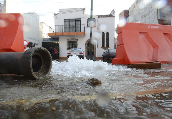 Fuga de agua potable en la delegación Gustavo A. Madero en mayo pasado. Foto: Cuartoscuro.