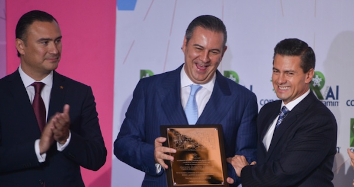 Manuel Herrera Vega, presidente de la Confederación de Cámaras Industriales, Gerardo Gutierrez Candiani, presidente del Consejo Coordinador Empresarial y Enrique Peña Nieto. Foto: Cuartoscuro.