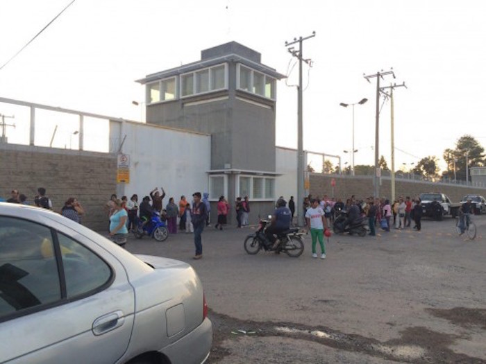 Los manifestantes se quedaron afuera del Cereso, donde pernoctaron. Foto: Edith Domínguez, Zona Franca