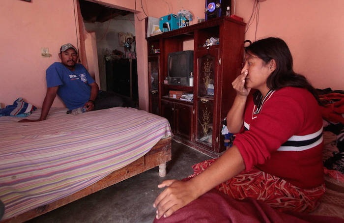 Hace años el padre de su hijo se suicidó por desempleo, este año fue su hijo de 19 años no estudiaba ni trabajaba, quien se quitó la vida. Foto: Héctor García, Vanguardia