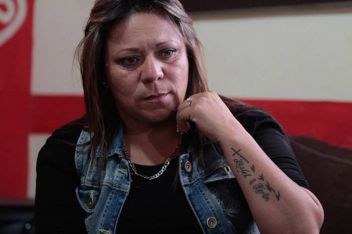 Laura perdió a su hermano y a su sobrino Ella lo intentó también pero la salvaron a tiempo. Hoy lleva tatuadas unas golondrinas que despiden los nombres de sus seres queridos. Foto: Héctor García, Vanguardia