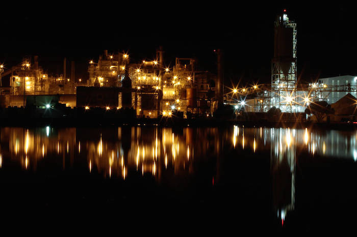La luz de peñoles sólo alcanza para su complejo, antes la compartían con las colonias aledañas pero últimamente las han dejado a obscuras. Foto: Héctor García, Vanguardia