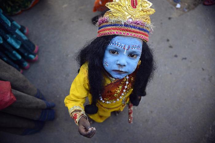 Un niño vestido como un dios indio camina por las calles de Pushkar. Foto: Ahmer Khan, especial para Vice