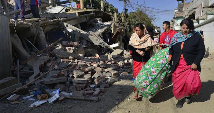 Una familia recoge sus pertenencias tras un terremoto de 6,7 grados en Imphal al noreste de la India hoy. Foto: EFE