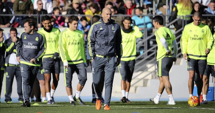 El nuevo entrenador del Real Madrid, el técnico francés Zinedine Zidane (c), dirige su primer entrenamiento al frente del conjunto blanco en la Ciudad Deportiva de Valdebebas y a puerta abierta, en el único entrenamiento del año que puede verse al completo. Foto: EFE