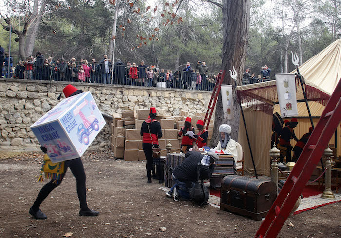 Muchos niños acompañados por sus padres observan el campamento que los Reyes Magos. Foto: EFE