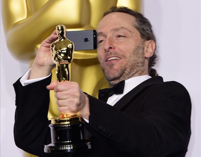 El mexicano Emmanuel Lubezki saca una foto de su Óscar a la Mejor Fotografía por "Birdman" tras la ceremonia de entrega de la 87 edición de los Óscar en el Dolby Theatre de Hollywood, California Foto: EFE