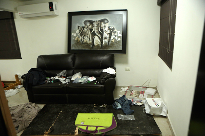 En el salón-comedor se encontraron refrescos vacíos, latas y restos de comida, cajas de teléfonos móviles, tintes para barba y bigote, y ropa. Foto: Francisco Cañedo, SinEmbargo