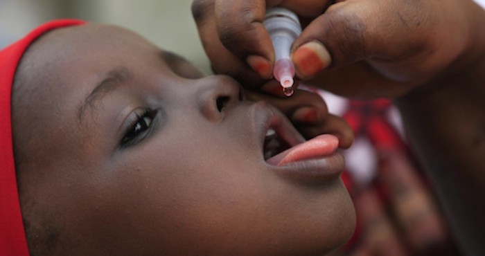 Un niño siendo vacunado contra el polio. Foto: AP