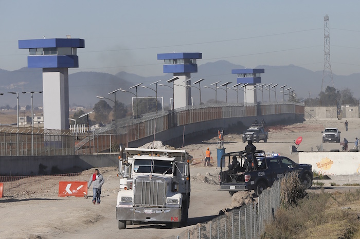 Agentes federales y del Ejército resguardan el Altiplano. Foto: EFE.