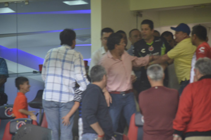 Kuri encaró a Codesal, provocando un alboroto en los palcos del estadio Luis "Pirata" Fuente. Foto: Cuartoscuro