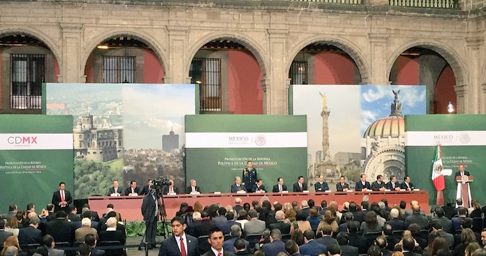 El Presidente Enrique Peña Nieto promulgó hoy la Reforma Política de la Ciudad de México. Foto: Twitter @GobCDMX
