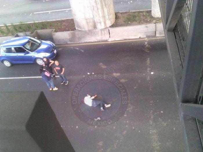 La mujer se encontraba sobre la vía de Periférico mientras llegaba el servicio de emergencia. Foto: Operaciones especiales México