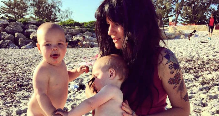 "A la mujer que está en el parque, mirando su teléfono, haciendo caso omiso de sus hijos. Yo te saludo. Por negarte a dar la sensación al mundo de que deberías estar 'encendida' las 24 horas al día..., describe su post de Facebook. Foto: FB Constance Hall