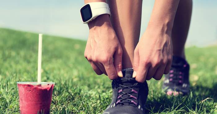 Hombre se ejercita usando un reloj inteligente. Foto: Shutterstock.