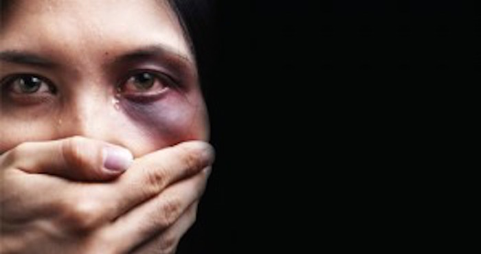 Las mujeres son víctima de violencia sexual a su arresto dice informe de AI. Foto: EFE