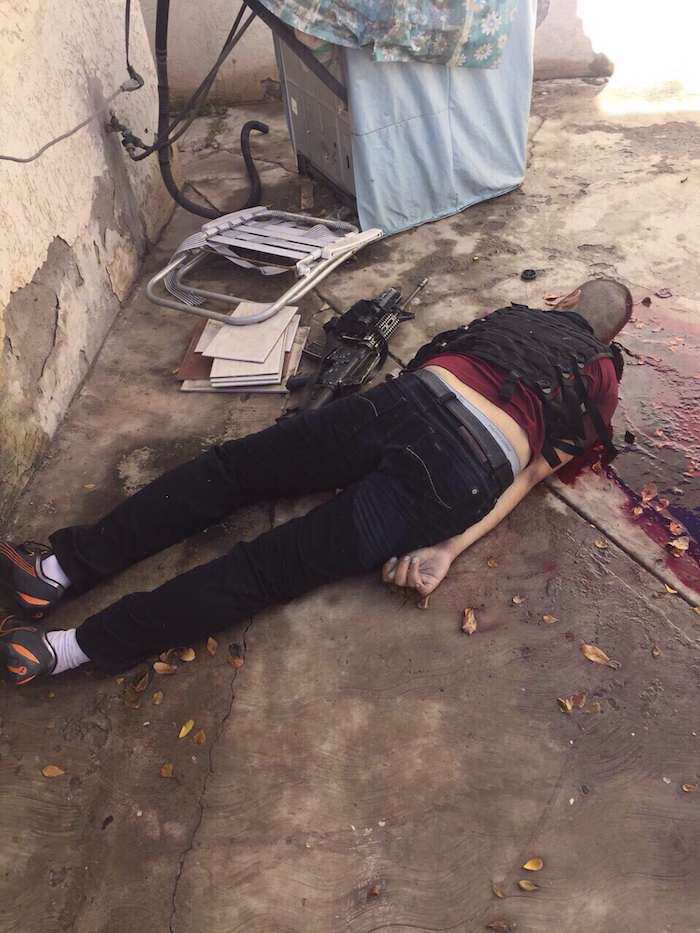 Uno de los presuntos abatidos durante el enfrentamiento que se registró en Los Mochis. Foto: Cuartoscuro