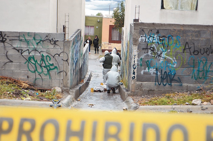 El tercer feminicidio en menos de una semana fue reportado ayer; vecinos escucharon gritos de madrugada pero no hicieron nada. Foto: Ulises Martínez, Vanguardia