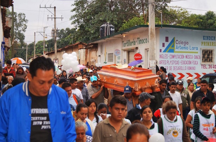 Más de mil personas asistieron al funeral de José Eutimio Tinoco. Foto: Alejandro Guerrero, El Sur
