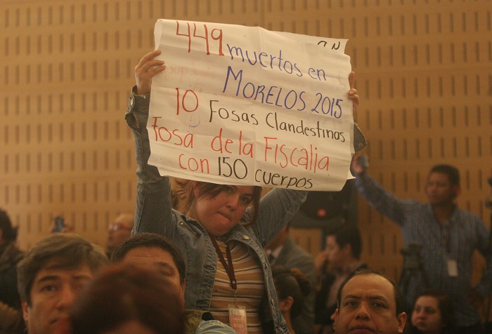 Activistas preparon una protesta en rechazo al Mando Único, durante ponencia de Capella. Foto: Valentina López, SinEmbargo