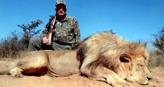 Un cazador de EU posa junto al cadáver del león Foto: Archivo/SCI Online Record Book