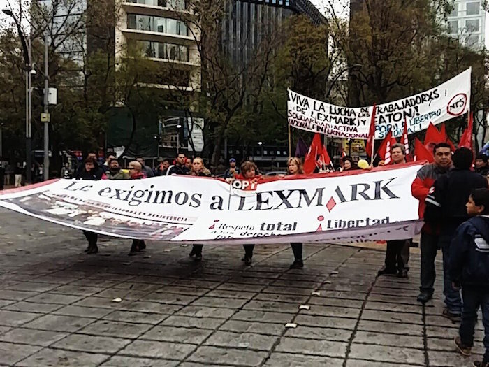 Activistas apoyaron la movilización de los trabajadores de Lexmark despedidos. Foto: @Coordinadora1DM